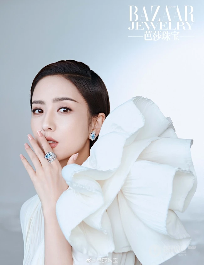 佟丽娅大背梳发型登杂志写真，多套服饰诠释柔美气质优雅女人气质