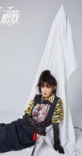 孟子义百变时尚昕薇杂志写真，身材苗条的她，少女心满满