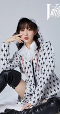 孟子义百变时尚昕薇杂志写真，身材苗条的她，少女心满满