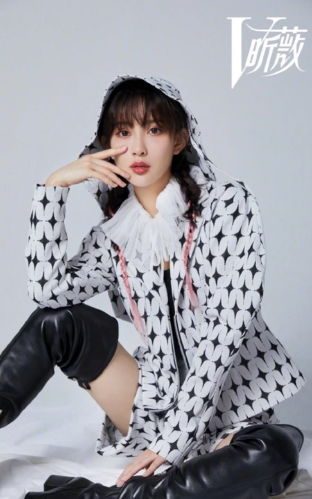 孟子义百变时尚昕薇杂志写真，身材苗条的她，少女心满满