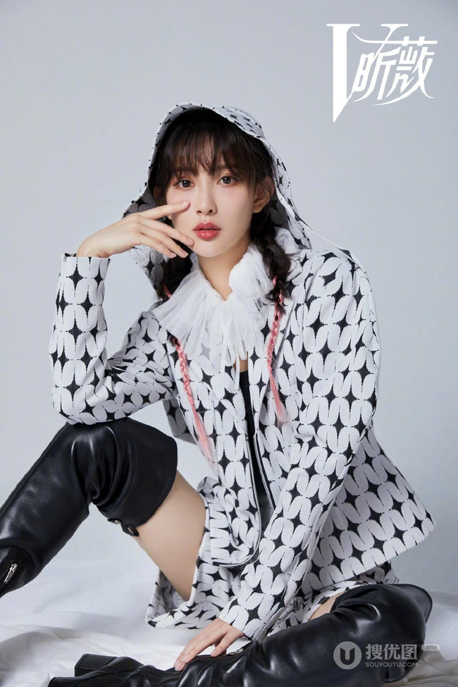 孟子义百变时尚昕薇杂志写真，身材苗条的她，少女心满满