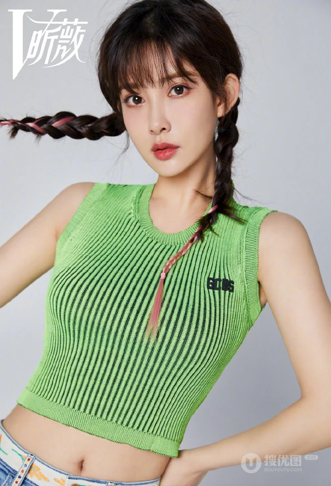 孟子义百变时尚昕薇杂志写真，身材苗条的她，少女心满满