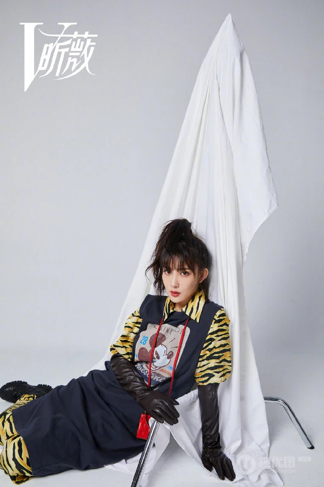 孟子义百变时尚昕薇杂志写真，身材苗条的她，少女心满满