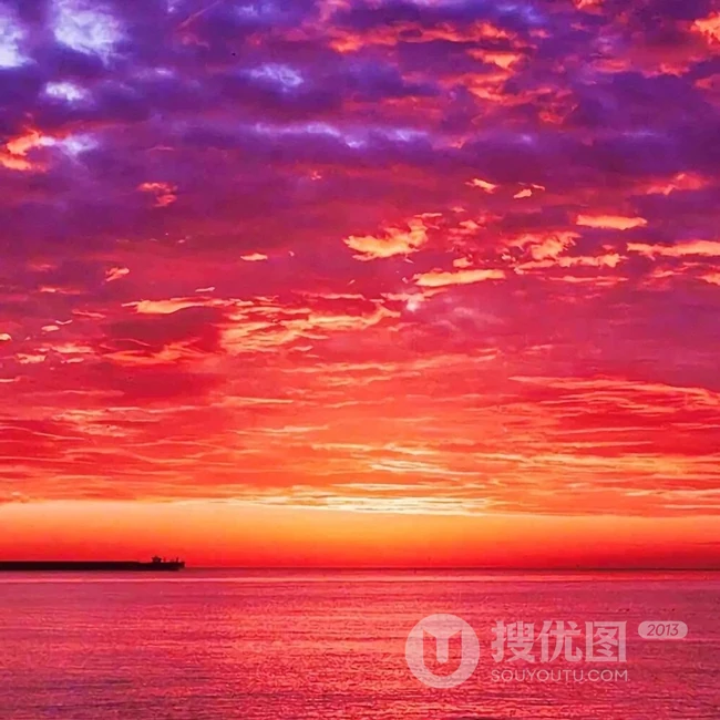 天上的云彩，各种不同颜色，形状，场景里的云朵，云彩景色图片