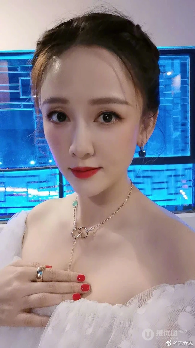 陈乔恩微博晒超气质静距离自拍照，礼裙纱裙着身，大秀白皙上围肌肤
