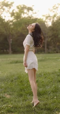 长发白衣短裤漂亮女生甜美，清新，淡淡的气质室内，户外动人写真