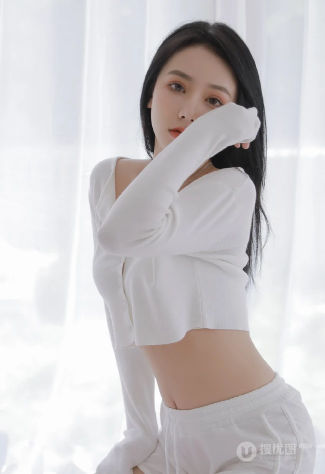 长发白衣短裤漂亮女生甜美，清新，淡淡的气质室内，户外动人写真