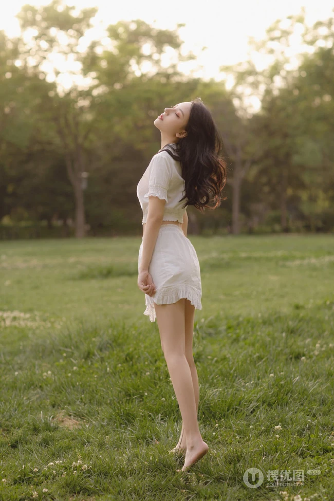长发白衣短裤漂亮女生甜美，清新，淡淡的气质室内，户外动人写真