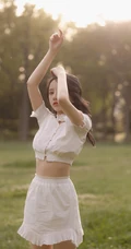 长发白衣短裤漂亮女生甜美，清新，淡淡的气质室内，户外动人写真