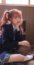 宋昕冉双马尾辫发型搭配J制服短裙俏皮可爱教室写真图片
