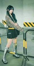 程潇地下停车场魅力写真，豹纹装上衣搭配黑色肩带短裙，高筒靴，线条感动人