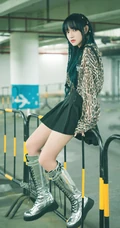 程潇地下停车场魅力写真，豹纹装上衣搭配黑色肩带短裙，高筒靴，线条感动人