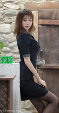 纤纤细腿，妩媚动人，高挑女生嫩模yoo优优黑色紧身制服洗手间写真美照