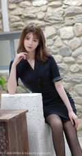 纤纤细腿，妩媚动人，高挑女生嫩模yoo优优黑色紧身制服洗手间写真美照
