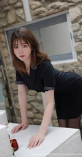 纤纤细腿，妩媚动人，高挑女生嫩模yoo优优黑色紧身制服洗手间写真美照
