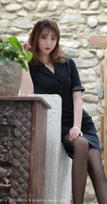 纤纤细腿，妩媚动人，高挑女生嫩模yoo优优黑色紧身制服洗手间写真美照