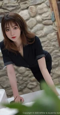 纤纤细腿，妩媚动人，高挑女生嫩模yoo优优黑色紧身制服洗手间写真美照