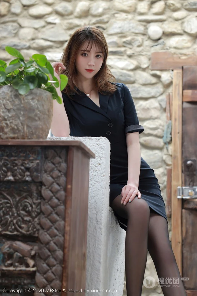 纤纤细腿，妩媚动人，高挑女生嫩模yoo优优黑色紧身制服洗手间写真美照