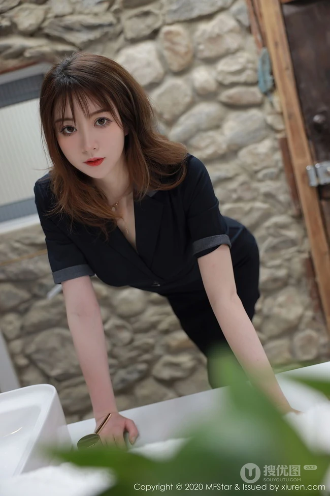 纤纤细腿，妩媚动人，高挑女生嫩模yoo优优黑色紧身制服洗手间写真美照