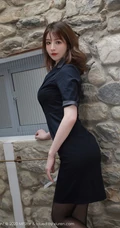 纤纤细腿，妩媚动人，高挑女生嫩模yoo优优黑色紧身制服洗手间写真美照
