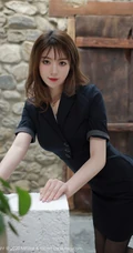 纤纤细腿，妩媚动人，高挑女生嫩模yoo优优黑色紧身制服洗手间写真美照