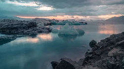 山中镜湖，让人内心平静的山水风景桌面壁纸