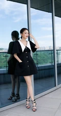 陈乔恩学院风黑色连衣短裙参加活动写真美照