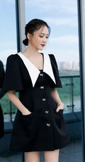 陈乔恩学院风黑色连衣短裙参加活动写真美照
