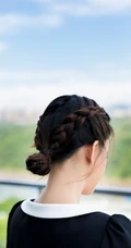 陈乔恩学院风黑色连衣短裙参加活动写真美照