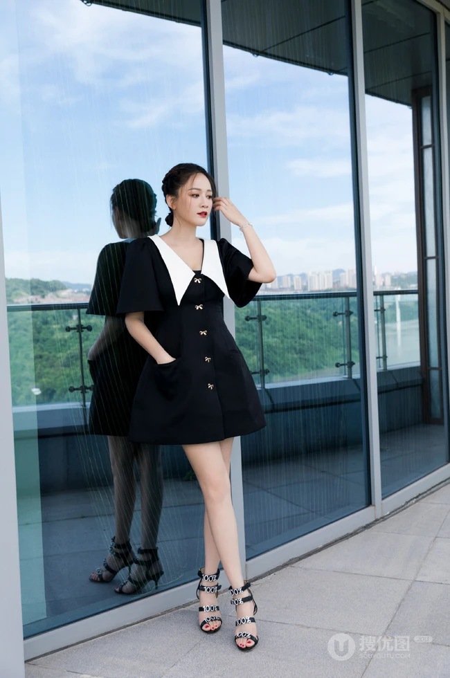 陈乔恩学院风黑色连衣短裙参加活动写真美照