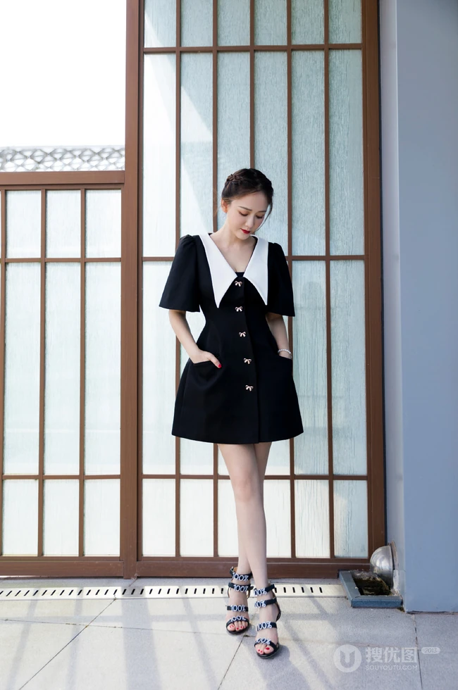 陈乔恩学院风黑色连衣短裙参加活动写真美照