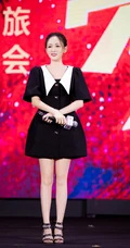 陈乔恩学院风黑色连衣短裙参加活动写真美照