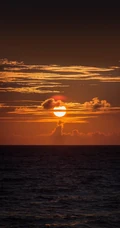 落日火烧云和大海太配了，海上的火烧云风景手机壁纸