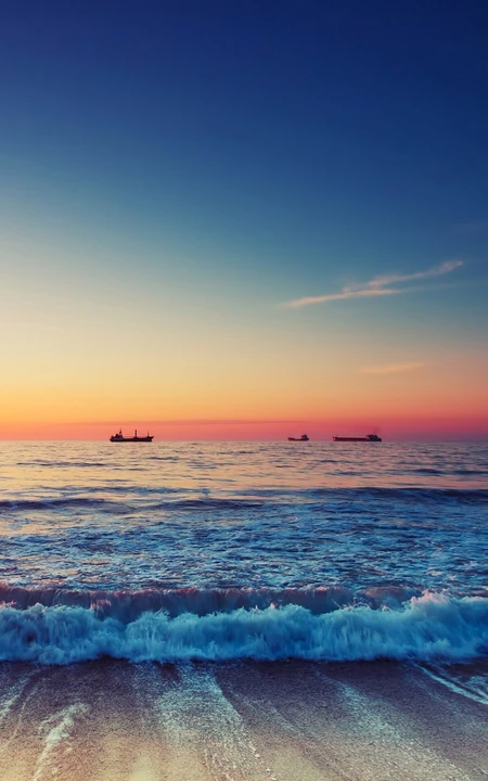 落日火烧云和大海太配了，海上的火烧云风景手机壁纸