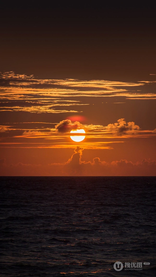 落日火烧云和大海太配了，海上的火烧云风景手机壁纸