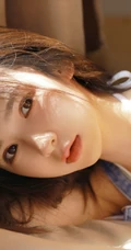 五官精致清秀，惹人怜爱的美丽少女，着低领背带牛仔短裤气质写真图片