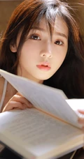 五官精致清秀，惹人怜爱的美丽少女，着低领背带牛仔短裤气质写真图片