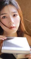 五官精致清秀，惹人怜爱的美丽少女，着低领背带牛仔短裤气质写真图片