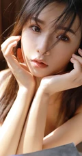 五官精致清秀，惹人怜爱的美丽少女，着低领背带牛仔短裤气质写真图片