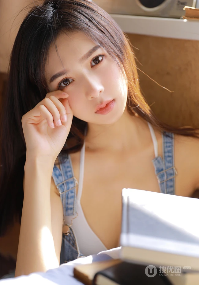 五官精致清秀，惹人怜爱的美丽少女，着低领背带牛仔短裤气质写真图片