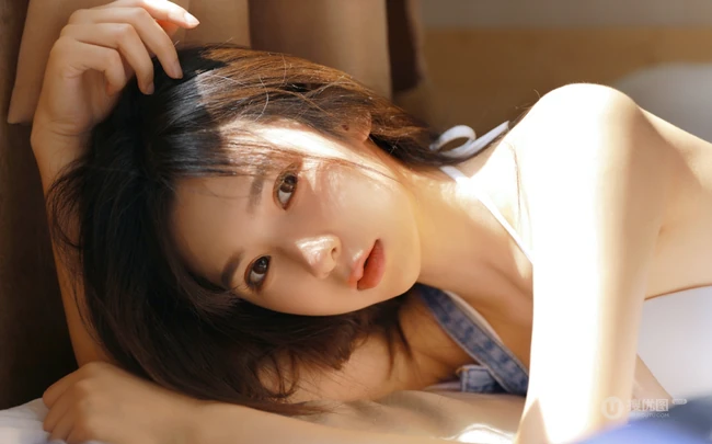 五官精致清秀，惹人怜爱的美丽少女，着低领背带牛仔短裤气质写真图片