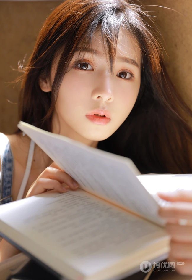 五官精致清秀，惹人怜爱的美丽少女，着低领背带牛仔短裤气质写真图片