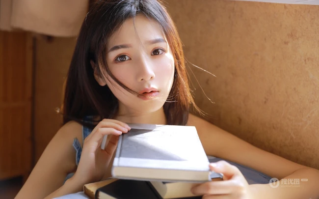 五官精致清秀，惹人怜爱的美丽少女，着低领背带牛仔短裤气质写真图片