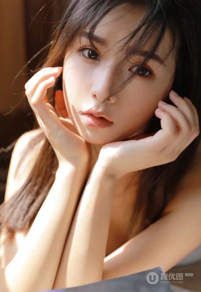 五官精致清秀，惹人怜爱的美丽少女，着低领背带牛仔短裤气质写真图片