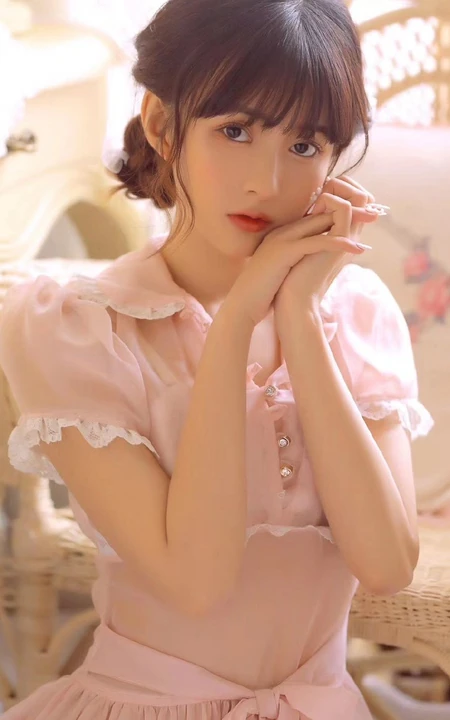穿粉色轻纱连衣裙的清新大眼睛少女清纯唯美写真集