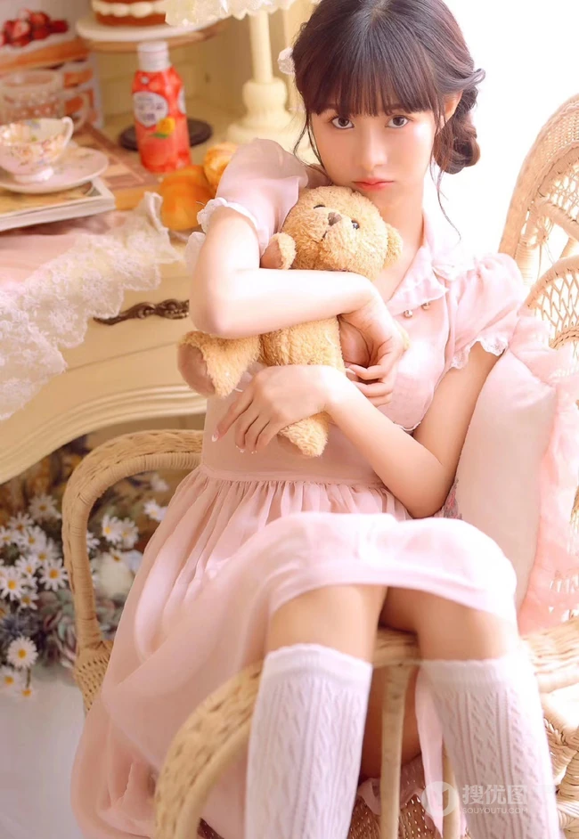 穿粉色轻纱连衣裙的清新大眼睛少女清纯唯美写真集