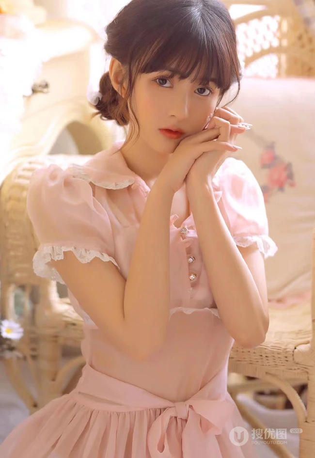 穿粉色轻纱连衣裙的清新大眼睛少女清纯唯美写真集