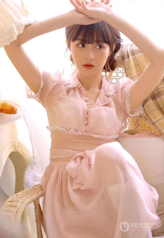 穿粉色轻纱连衣裙的清新大眼睛少女清纯唯美写真集