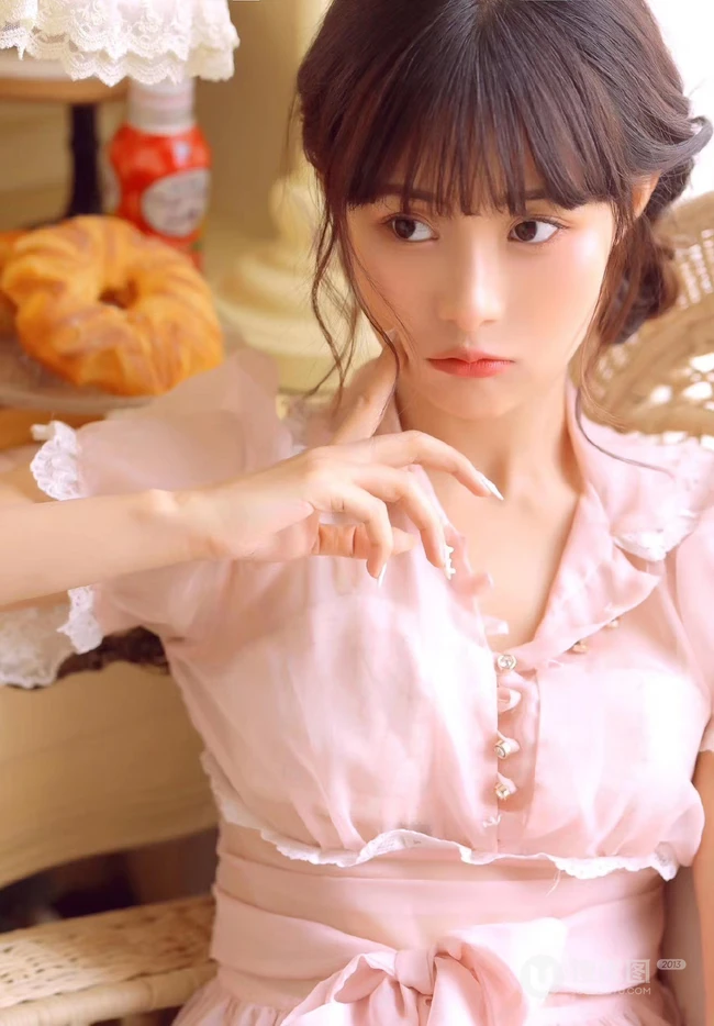穿粉色轻纱连衣裙的清新大眼睛少女清纯唯美写真集