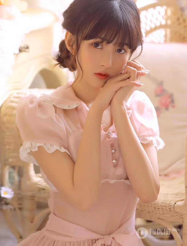 穿粉色轻纱连衣裙的清新大眼睛少女清纯唯美写真集